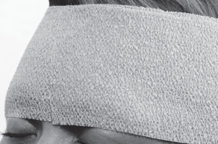Continue wrapping the bandage, 3 full turns total