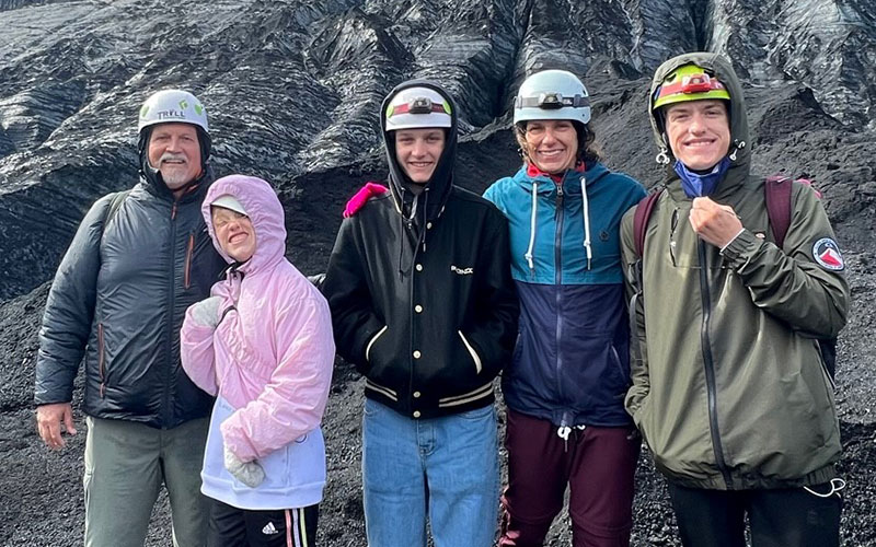 Foto einer Familie beim Wandern