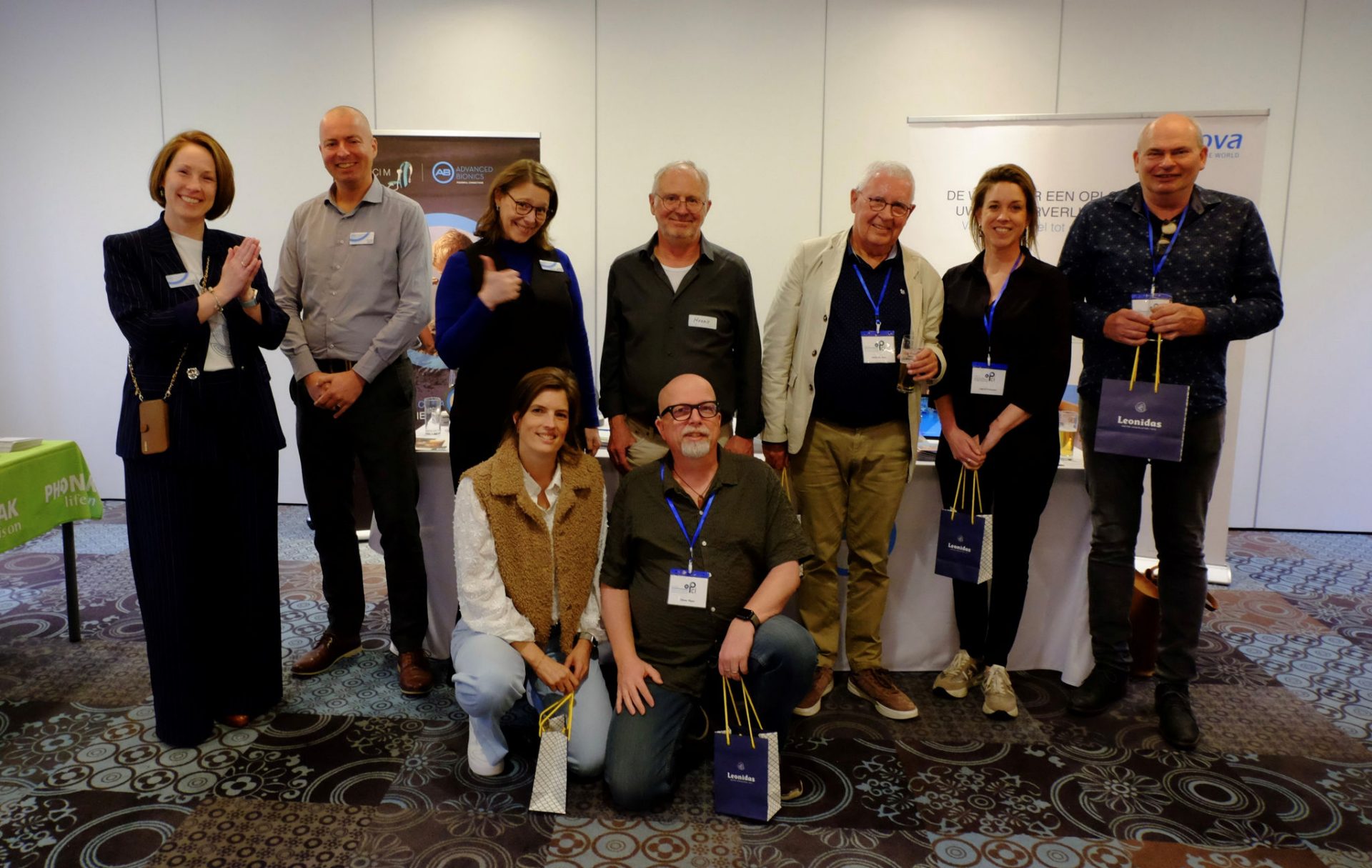 OPCI bestuursleden en vrijwilligers op de foto met de leden van het AB Beneluxteam