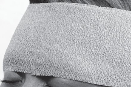 Continue wrapping the bandage, 3 full turns total