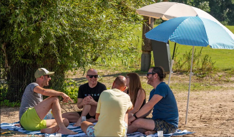 De dove en slechthorende gasten van deze aflevering van Taboe samen met Philippe Geubels ©vrt.be